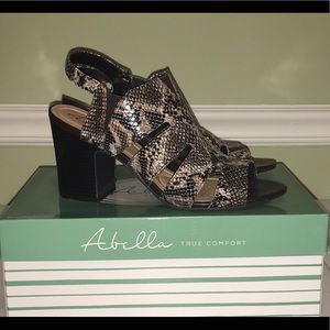 Abella sandals chunky heels size 9